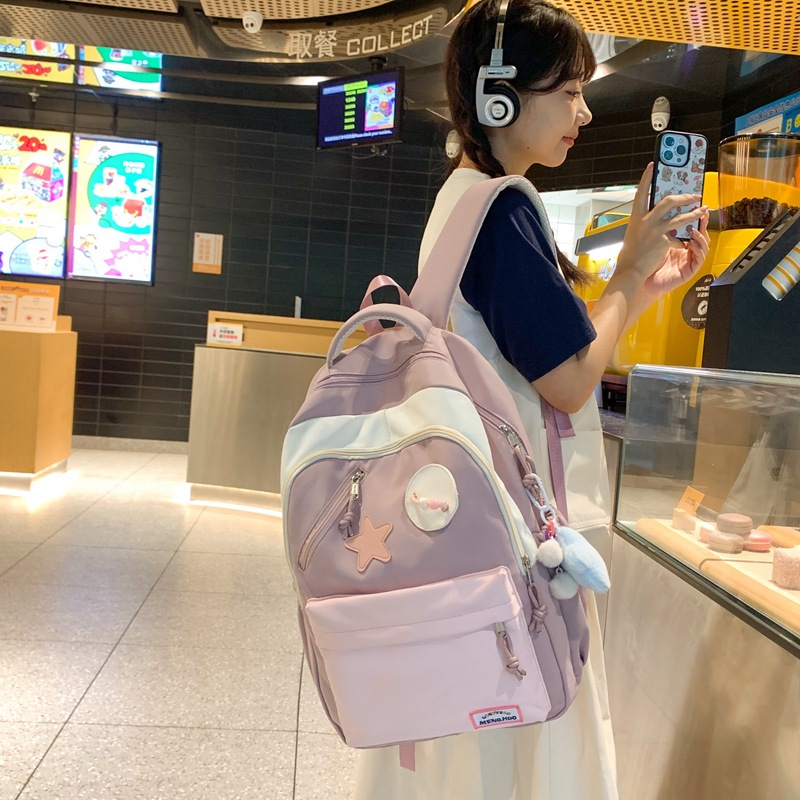This is a lightweight and cute backpack for a junior high school girl with a high level of appearance and a niche Instagram style. It is designed for a Japanese high school student with a contrasting color details Picture