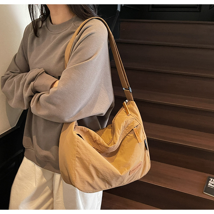Simple Japanese-style nylon fabric lightweight travel bag, casual sports men's and women's single-shoulder crossbody student large-capacity tote bag details Picture