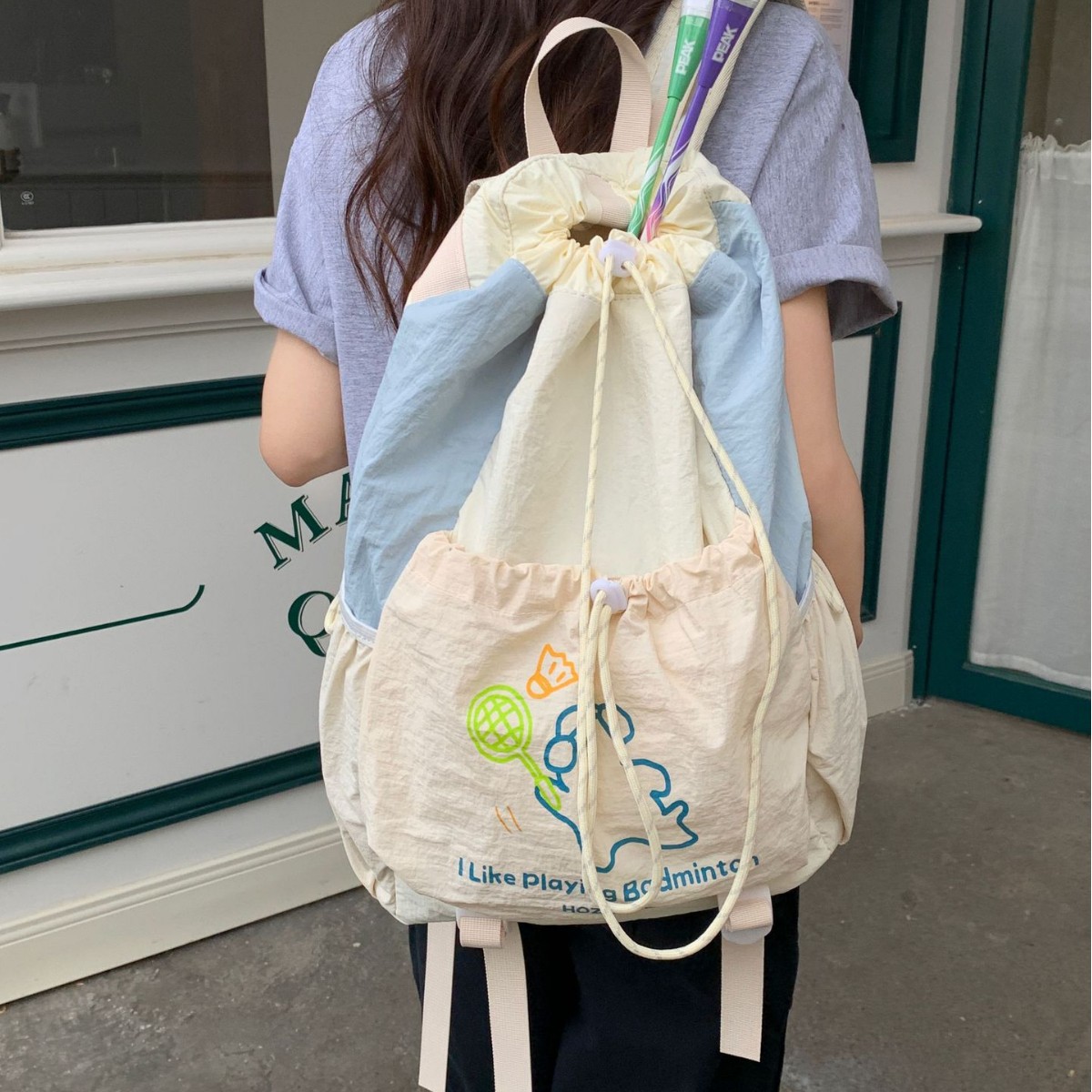 The new high-appeal, fresh and cute drawstring ins backpack is a simple, lightweight and versatile commuting backpack for women with contrasting colors full figure
