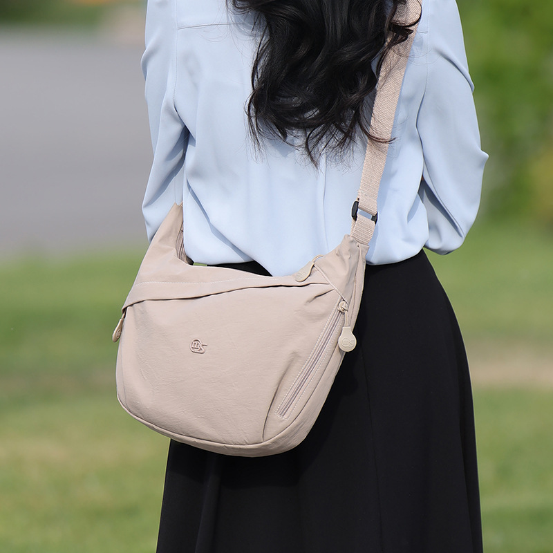 A new Korean-style Instagram casual, simple, lightweight and versatile crossbody bag for women with a laid-back and stylish look details Picture