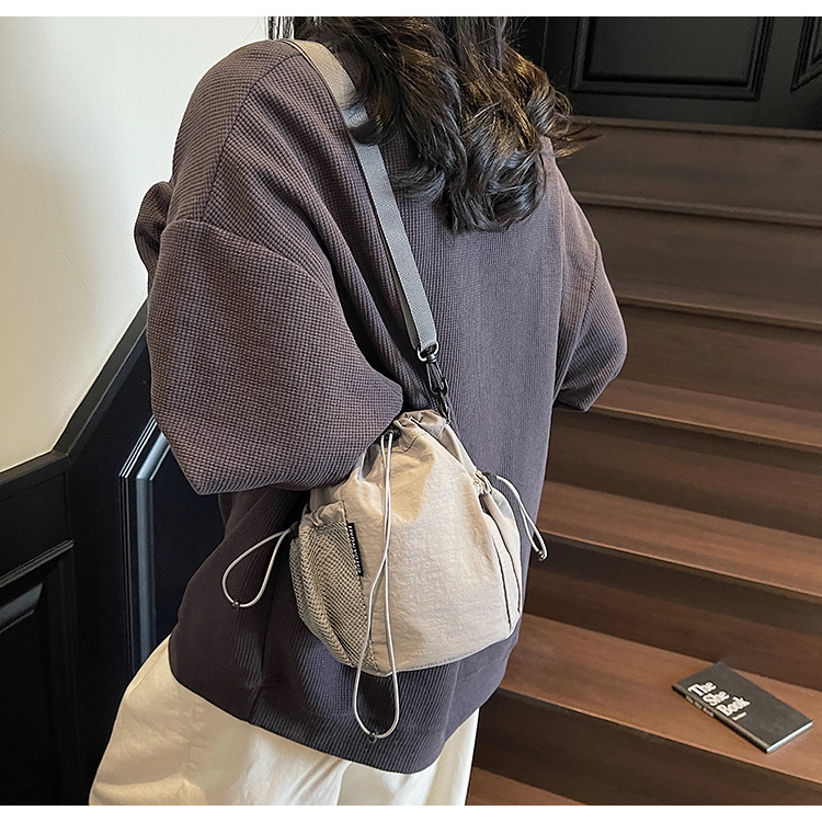 Simple solid color casual and versatile, lightweight and versatile, single-shoulder underarm bag with drawstring closure, portable large capacity bucket bag for women details Picture