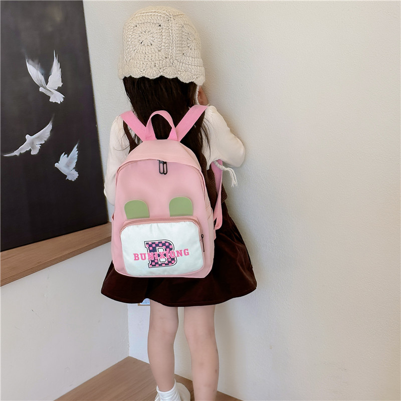 Trendy children's fashionable color-blocking backpacks, ultra-light backpacks for boys and girls traveling, cool and versatile small schoolbags Application Scenario