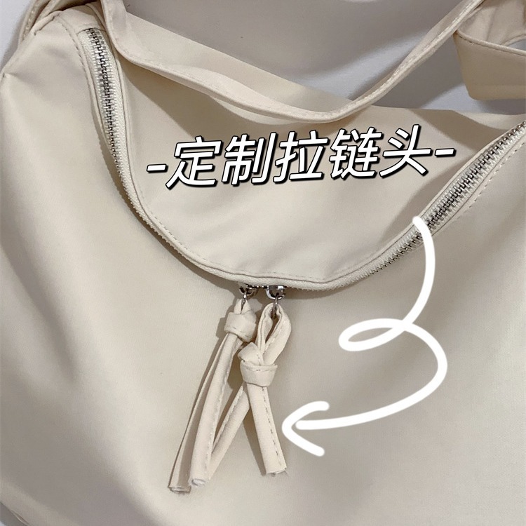 A Japanese InS-style casual and versatile crossbody bag for female college students commuting to class in a simple and artistic solid color tote bag Specification drawing