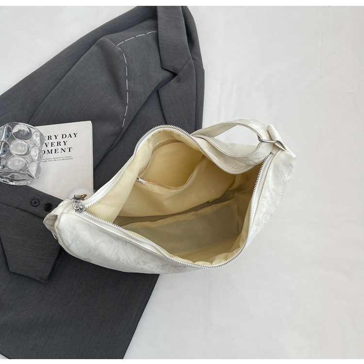 Korean-style simple dumpling bag, fresh and stylish, individualistic single-shoulder crossbody bag, student outdoor casual and versatile travel bag Application Scenario