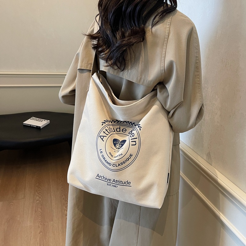 A lightweight and casual large-capacity crossbody bag, a simple and versatile single-shoulder tote bag, and a hand-held commuting bag for students to attend classes and study full figure