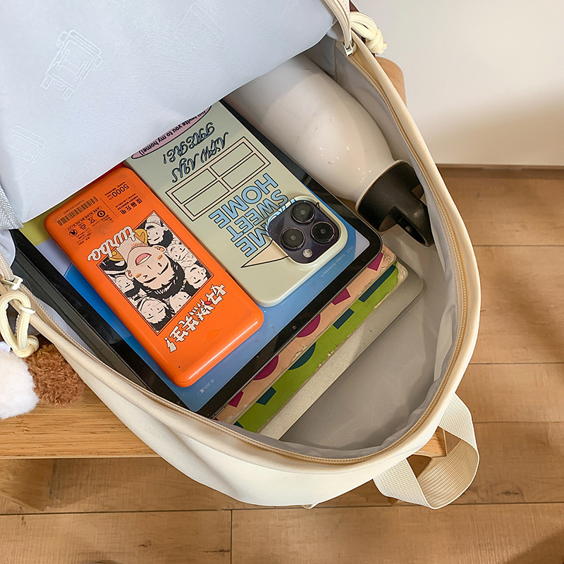 A new high-appeal, fresh and cute backpack for high school and junior high school girls, a casual, simple and versatile large-capacity backpack for commuting Application Scenario