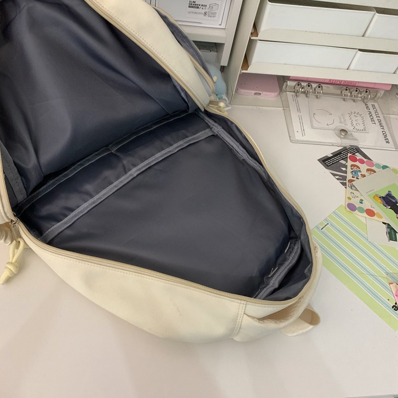 This is a lightweight and cute backpack for a junior high school girl with a high level of appearance and a niche Instagram style. It is designed for a Japanese high school student with a contrasting color Application Scenario