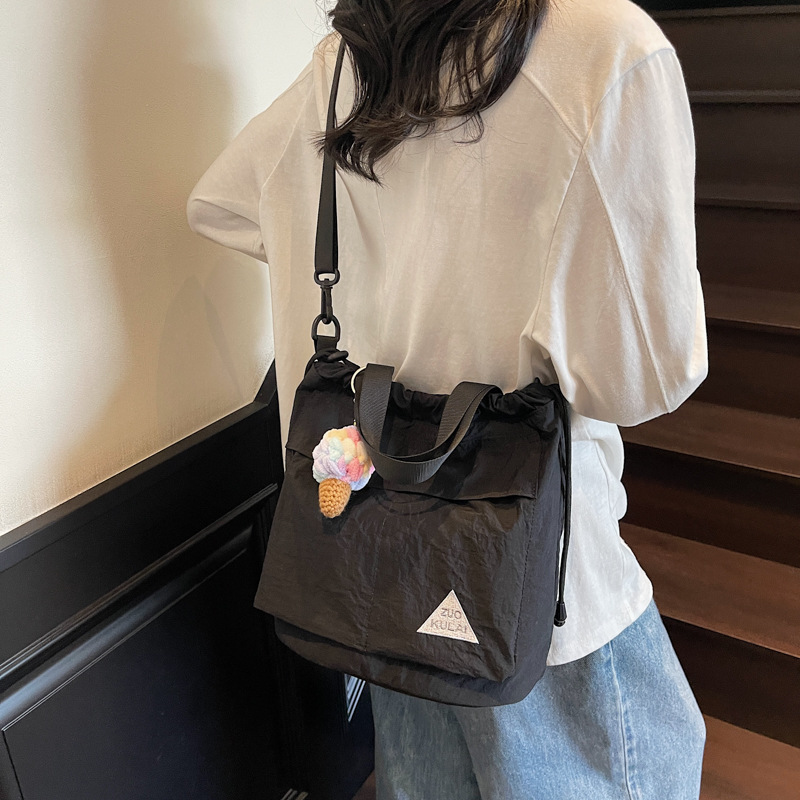 A new large-capacity drawstring bucket bag, a Korean-style solid color casual multi-purpose handbag, a simple and versatile crossbody bag for women details Picture