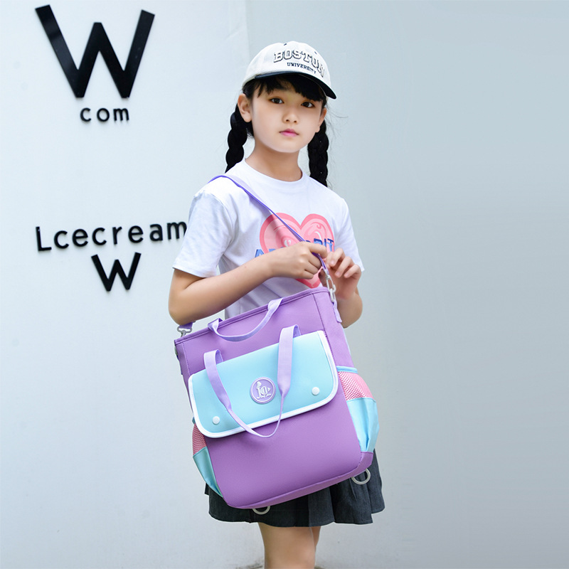 The new hand-held bag for primary school students' after-school tutoring is cute and in contrasting colors. It is a crossbody bag for primary and secondary school students' after-school tutoring during winter and summer vacations that can be carried on both shoulders details Picture