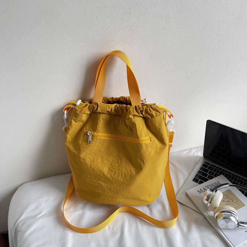 A new large-capacity drawstring bucket bag, a Korean-style solid color casual multi-purpose handbag, a simple and versatile crossbody bag for women Specification drawing