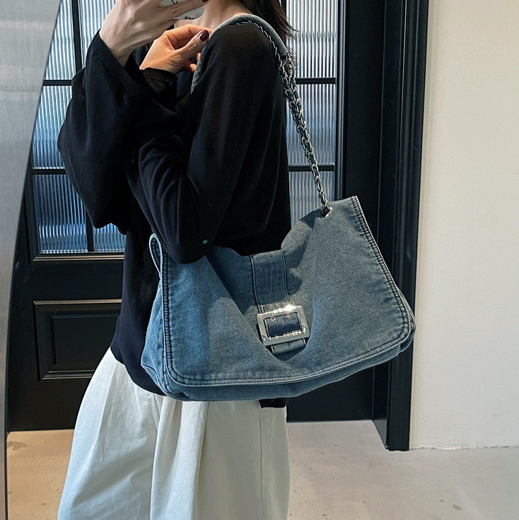 Denim bag for Girls 2025 New style, fashionable large-capacity chain single-shoulder bag, high-end class commuting tote bag full figure