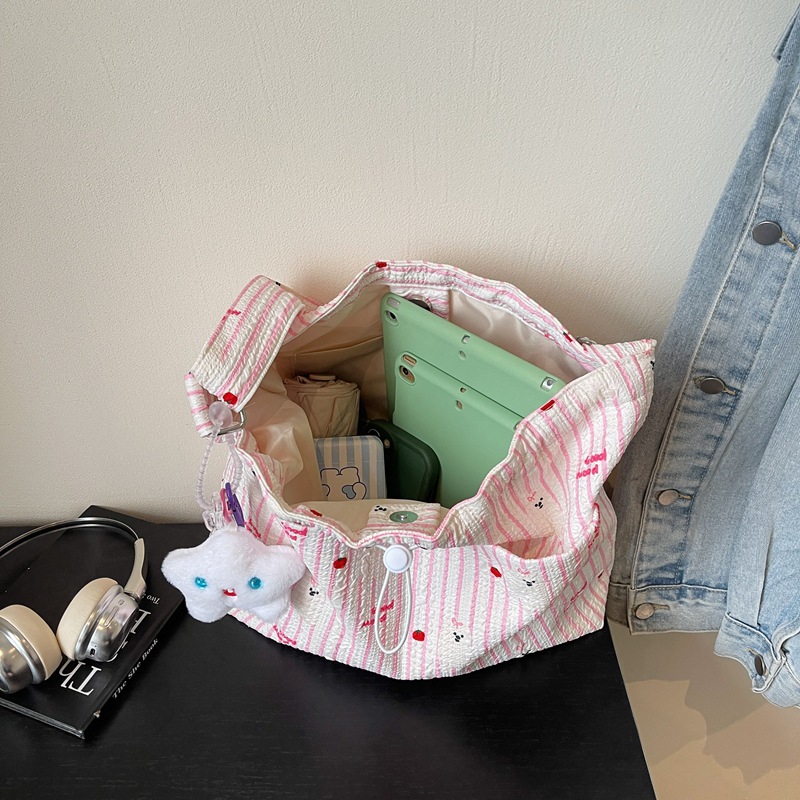 A new French ins retro and artistic striped tote bag for women, a versatile and casual large-capacity crossbody bag for shopping and traveling Application Scenario