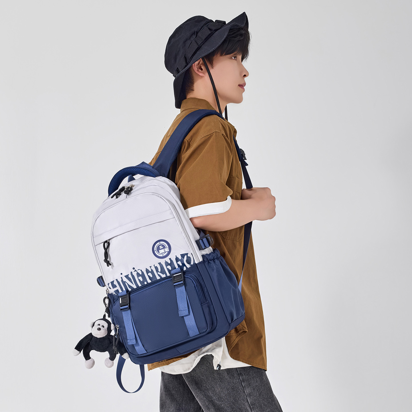 The new large-capacity backpacks for junior high school and college students are versatile and can reduce the burden on primary and high school students details Picture