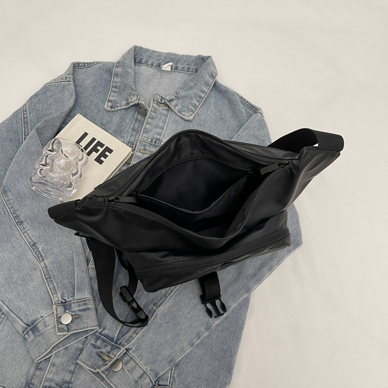 2025 New large-capacity commuter crossbody bag, women's sporty trend, ins single-shoulder bag, elegant underarm bag, men's chest bag Application Scenario