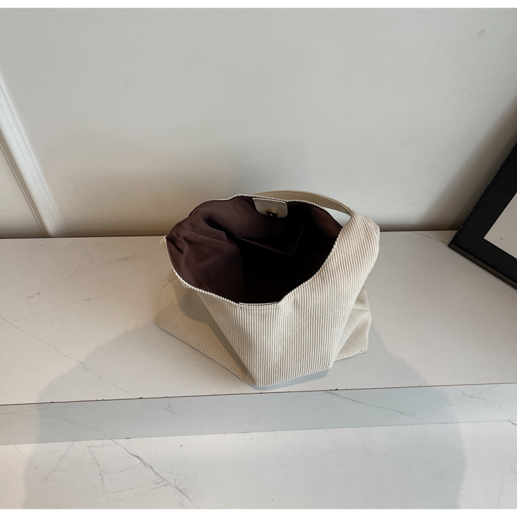 Fashionable and simple single-shoulder bag, Japanese and Korean large-capacity commuter tote bag, casual college student class bag, versatile commuter bag Application Scenario
