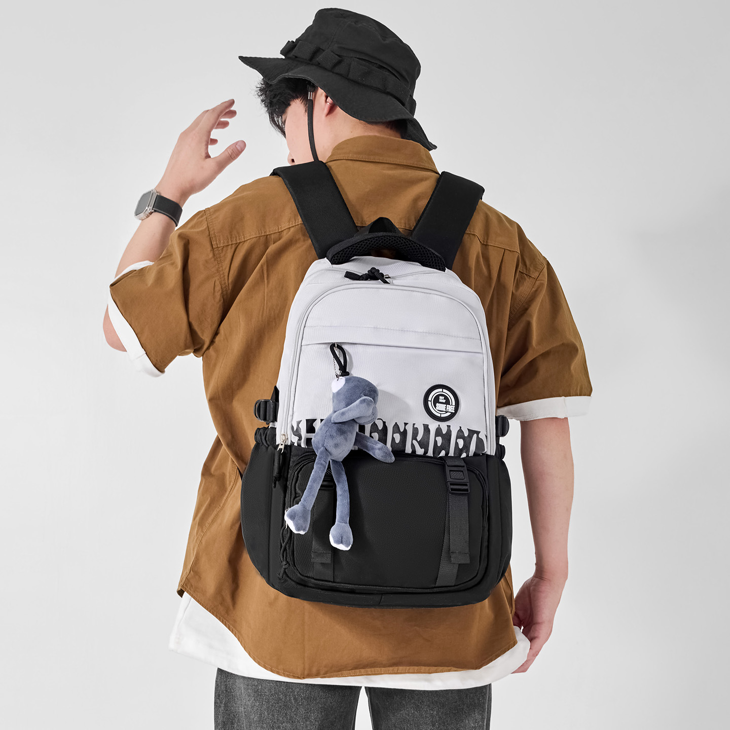 The new large-capacity backpacks for junior high school and college students are versatile and can reduce the burden on primary and high school students Application Scenario