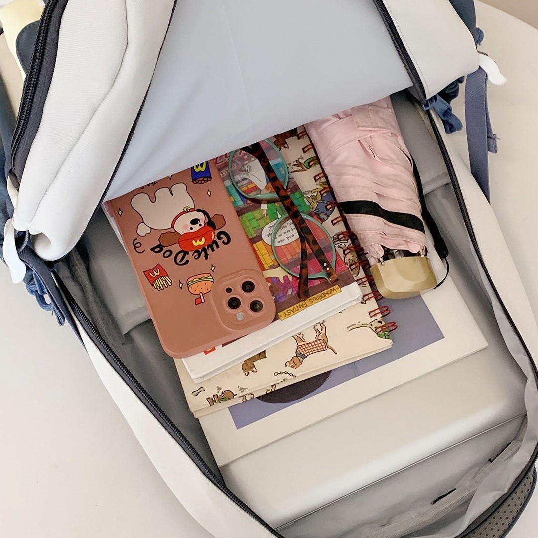 A new Korean-style Instagram backpack with a high level of appearance and a sweet, color-blocking and patchwork style. It is a large-capacity backpack for junior and senior high school students Application Scenario