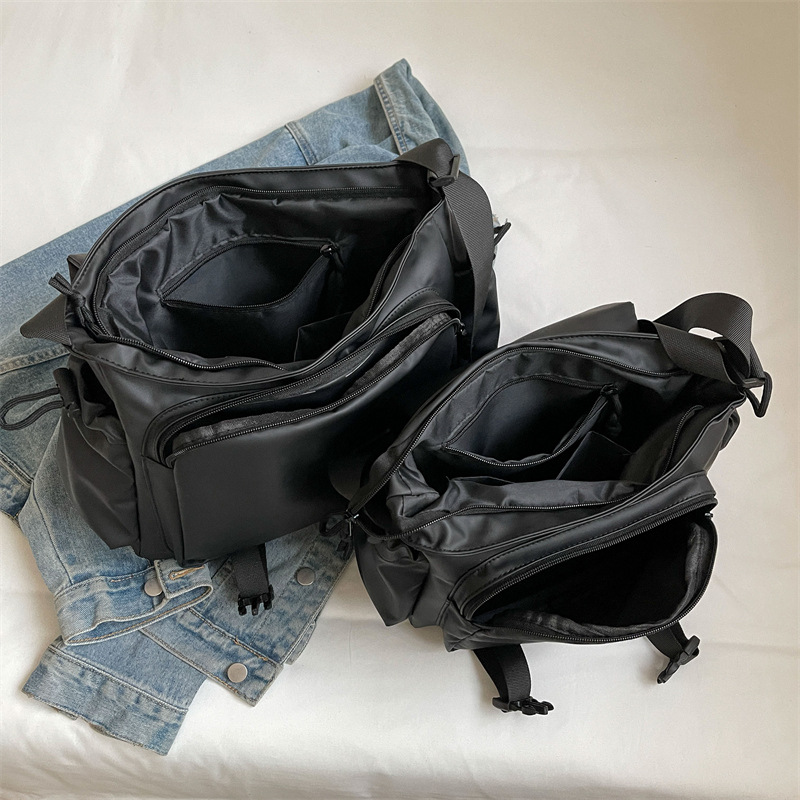 Workwear-style crossbody bag, men's trendy brand, Japanese hip-hop Instagram crossbody bag, sporty and casual, cool and stylish women's cycling single-shoulder bag Application Scenario