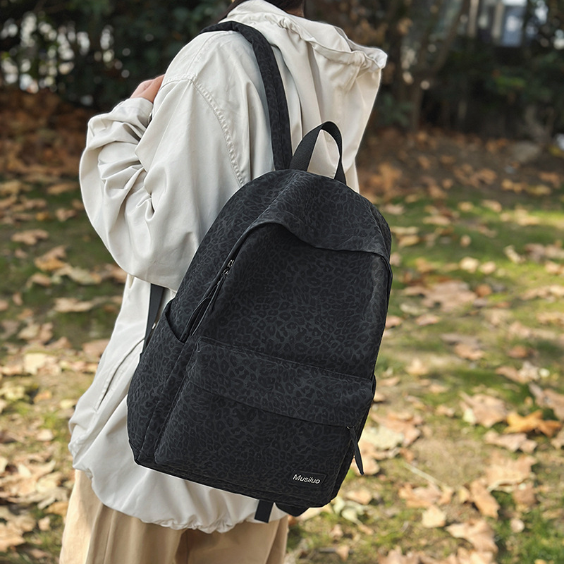 The 2025 new style of a fashionable leopard print backpack for junior and senior high school students is perfect for commuting to work. It is also a backpack for college students details Picture