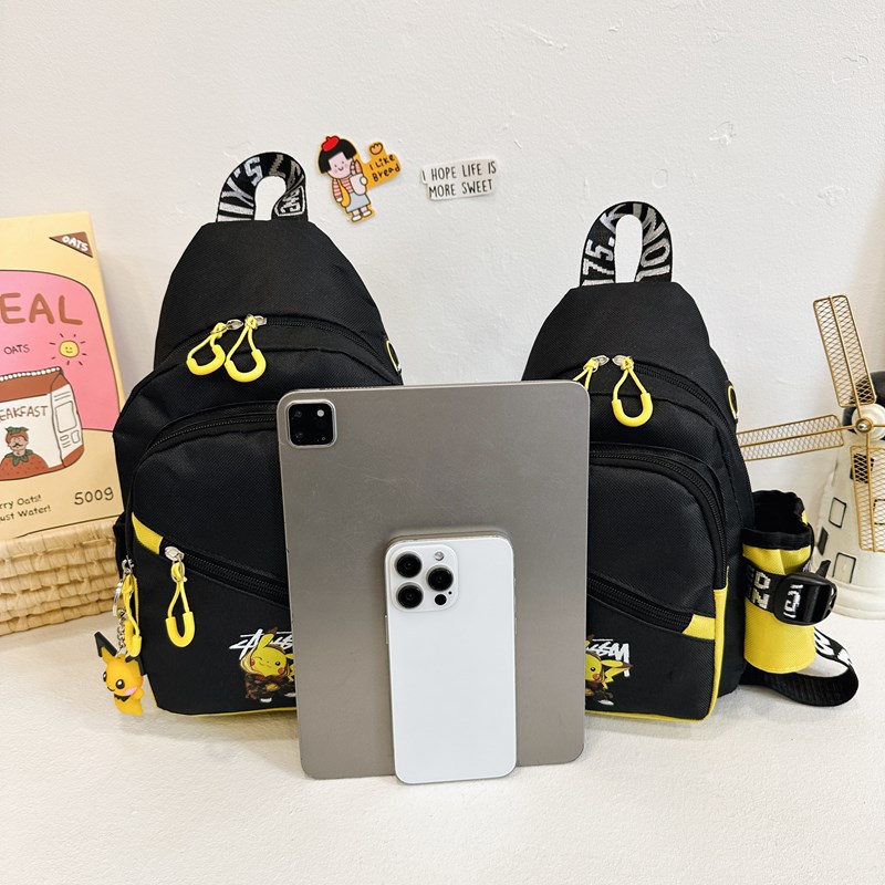 For children traveling outdoors, backpacks are often used. They are light, cute and have large capacity. Boys' chest bags and trendy single-shoulder and double-shoulder bags Application Scenario