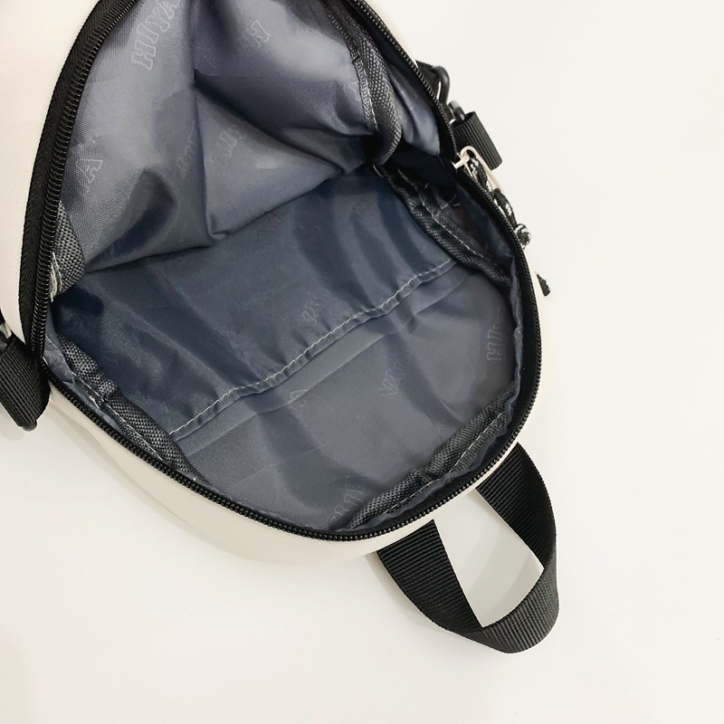 Outdoor lightweight and versatile crossbody bag, mobile phone bag, fashionable new drawstring single-shoulder bag, unisex couple bag Application Scenario