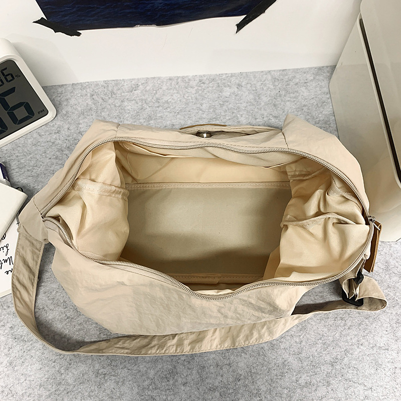 Lightweight crossbody bag for women, super light, large capacity, waterproof Oxford fabric couple style, fashionable and versatile, casual Korean-style tote bag Application Scenario