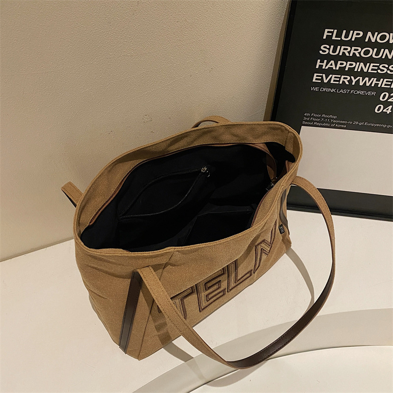 Large-capacity canvas tote bag for women, 2025 new style casual single-shoulder bag, large bag for school commuting, and handbag for going out Application Scenario