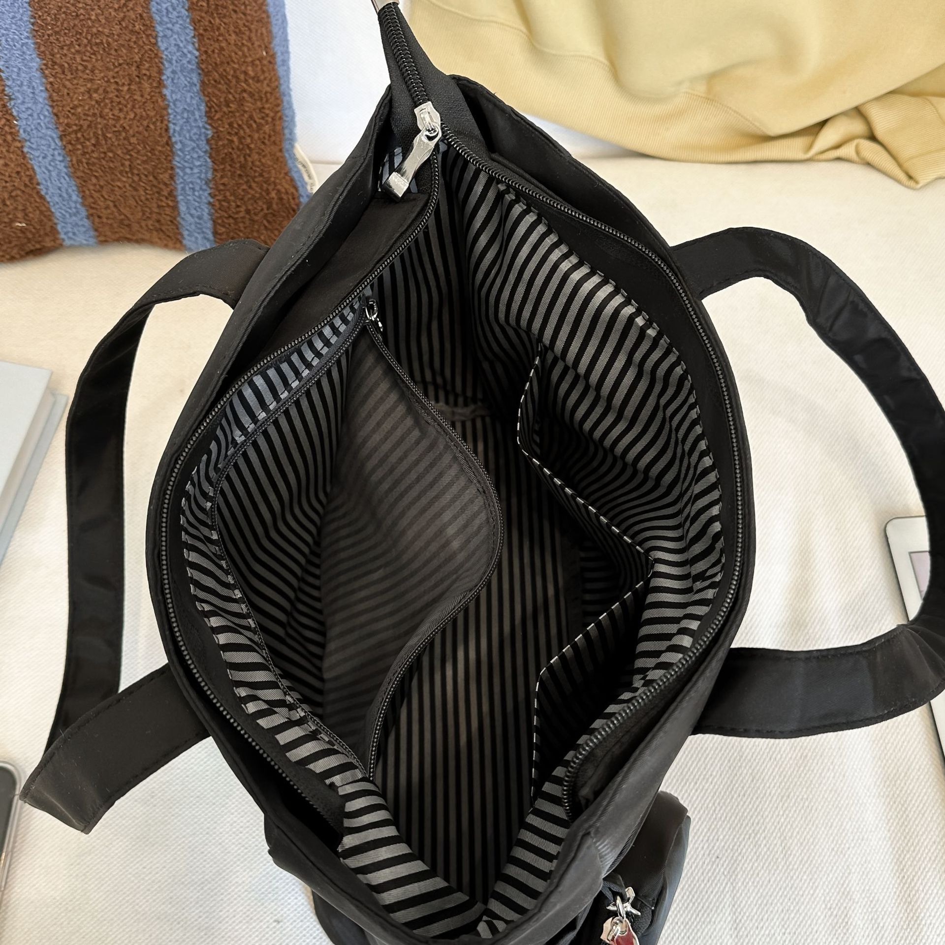 Japanese large-capacity versatile single-shoulder bag, 2025 new style fashionable tote bag, student book bag, simple and casual handbag Application Scenario