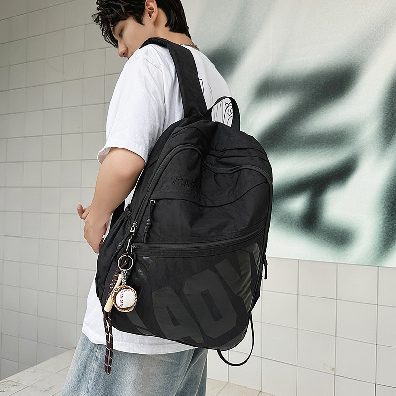 A new type of schoolbag for junior and senior high school students, featuring a casual, simple design, large capacity, and contrasting colors. It is a backpack for outdoor sports and travel full figure