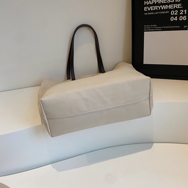 Simple letter large-capacity commuting canvas bag for women 2025 new spring casual and versatile student tote bag Application Scenario