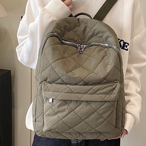 A versatile and casual backpack with a unique foreign trade diamond-patterned embroidery thread. It is a large-capacity, fashionable and casual commuting bag for college students Application Scenario