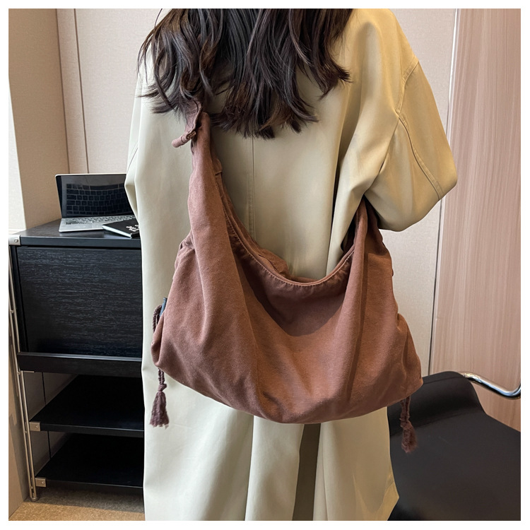 This crossbody bag is a dual-purpose bag for female college students' classes. It features an ins style, a large capacity solid color canvas commuting single-shoulder bag from Japan and South Korea full figure