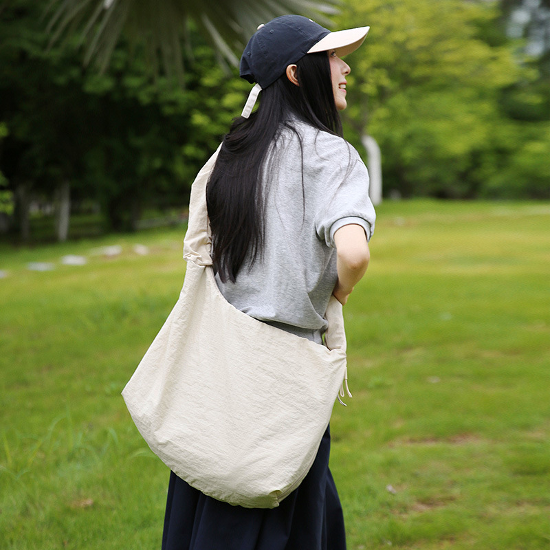 A new Korean-style ins solid-color lightweight pleated tote bag for women's casual, simple and lightweight travel crossbody details Picture