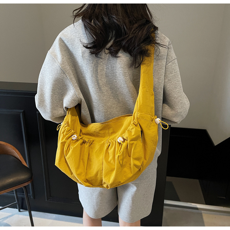 The 2025 new soft-faced pleated large-capacity tote bag is a simple and versatile single-shoulder bag with a casual Korean-style commuting crossbody full figure