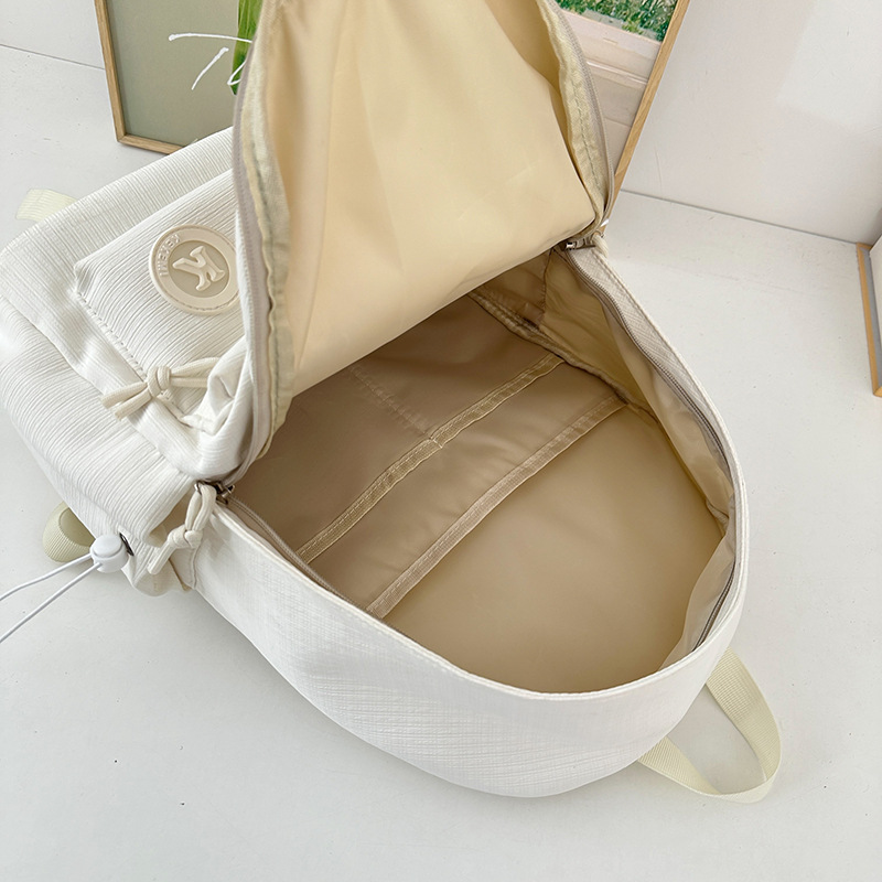 A fresh and versatile schoolbag with a unique Korean ins school style for spring, featuring a high level of appearance. It's a small backpack for girls to go shopping Application Scenario