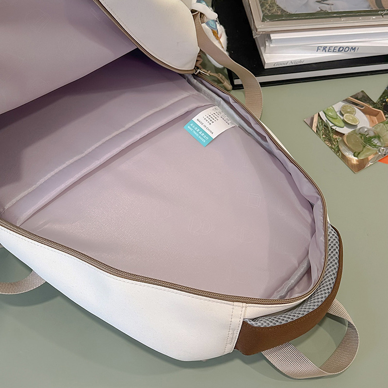 High-quality, large-capacity, Korean-style color-blocking schoolbag for junior and senior high school students, high appearance level, spine support backpack, casual and versatile backpack Application Scenario