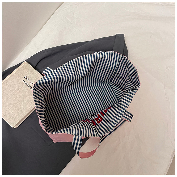 A large-capacity, simple single-shoulder bag and casual backpack for shopping in the 2025 new Korean version with a reversible back Application Scenario
