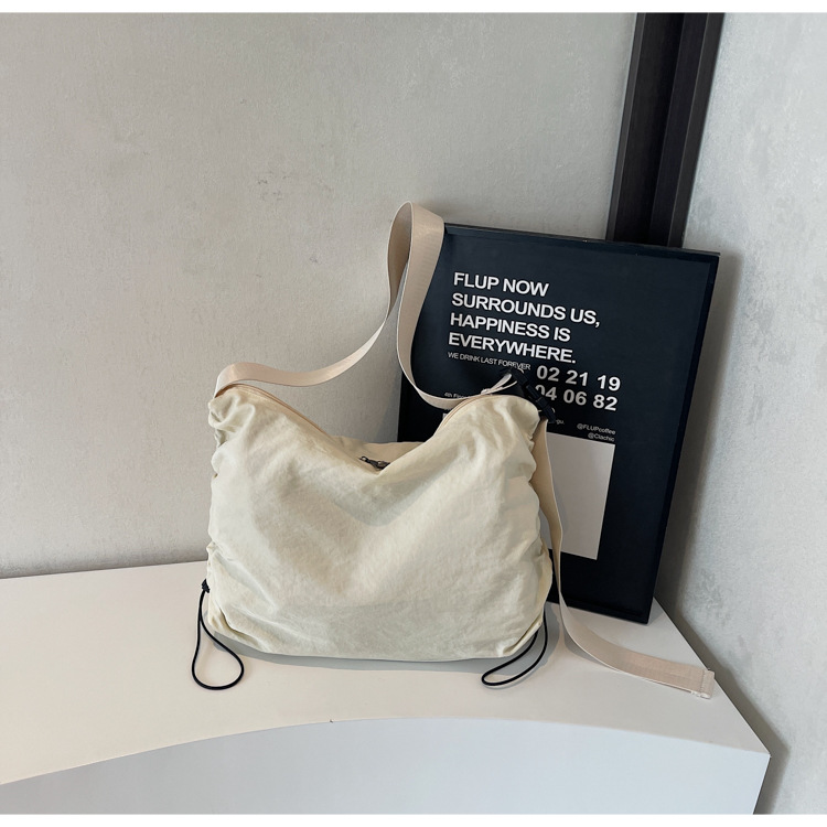 Casual and laid-back style crossbody bag for girls, a versatile bag for daily commuting, and a large-capacity single-shoulder bag for college students attending classes Application Scenario