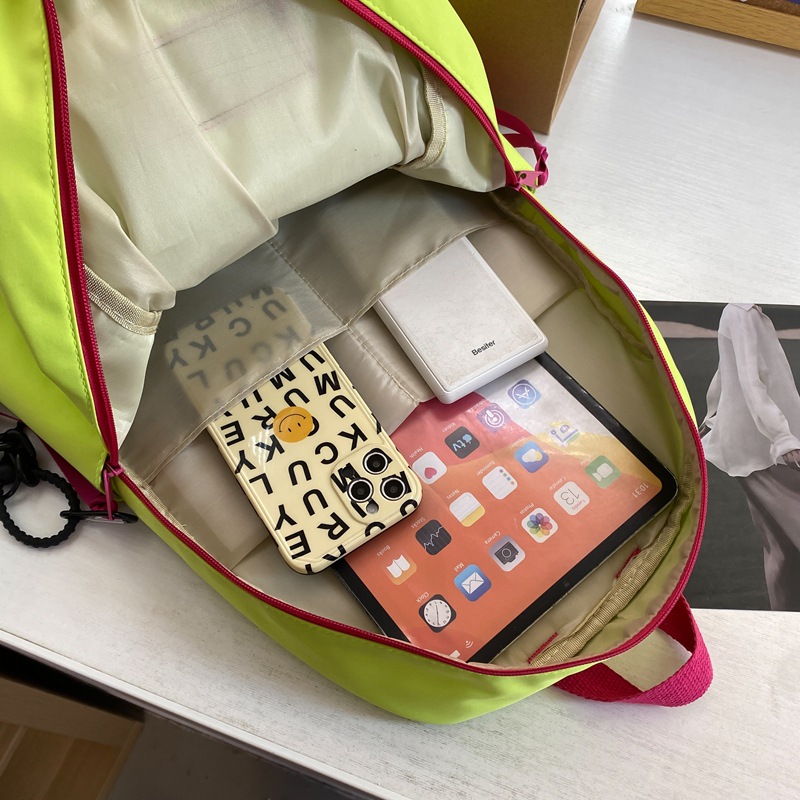 Korean version Harajuku fluorescent green large-capacity schoolbag, fashionable backpack for middle and junior high school students, new style for women's double shoulders Application Scenario
