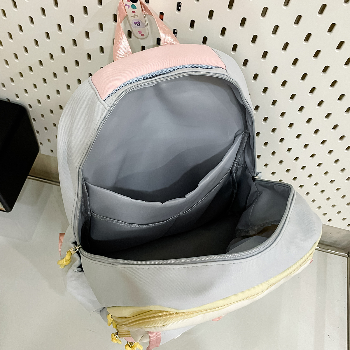 This is a cute schoolbag with a high level of appearance and an ins school style. It is a sweet and adorable backpack for primary and secondary school students with contrasting colors and multiple layers Application Scenario