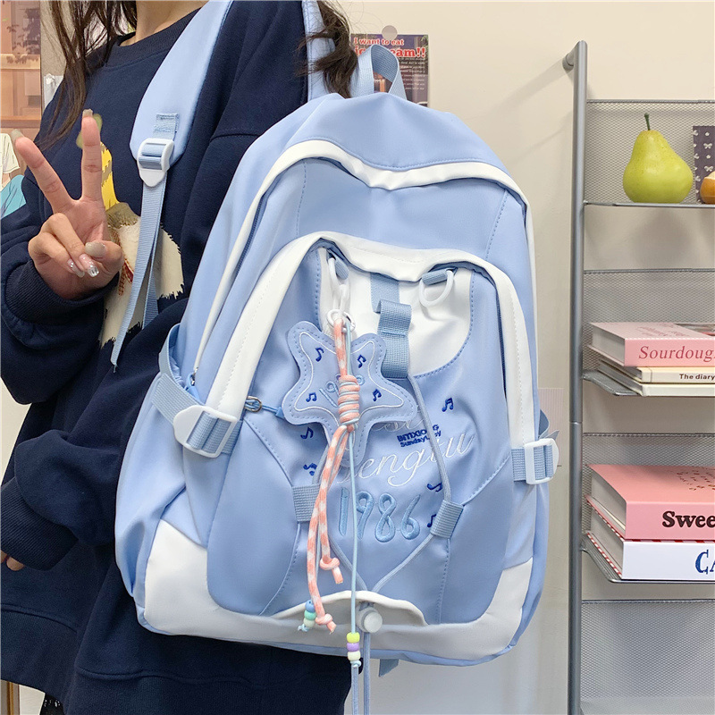 A new Japanese-style backpack with a high aesthetic level and a fresh and sweet school style. It is a lightweight and large-capacity backpack with contrasting colors for junior and senior high school students full figure