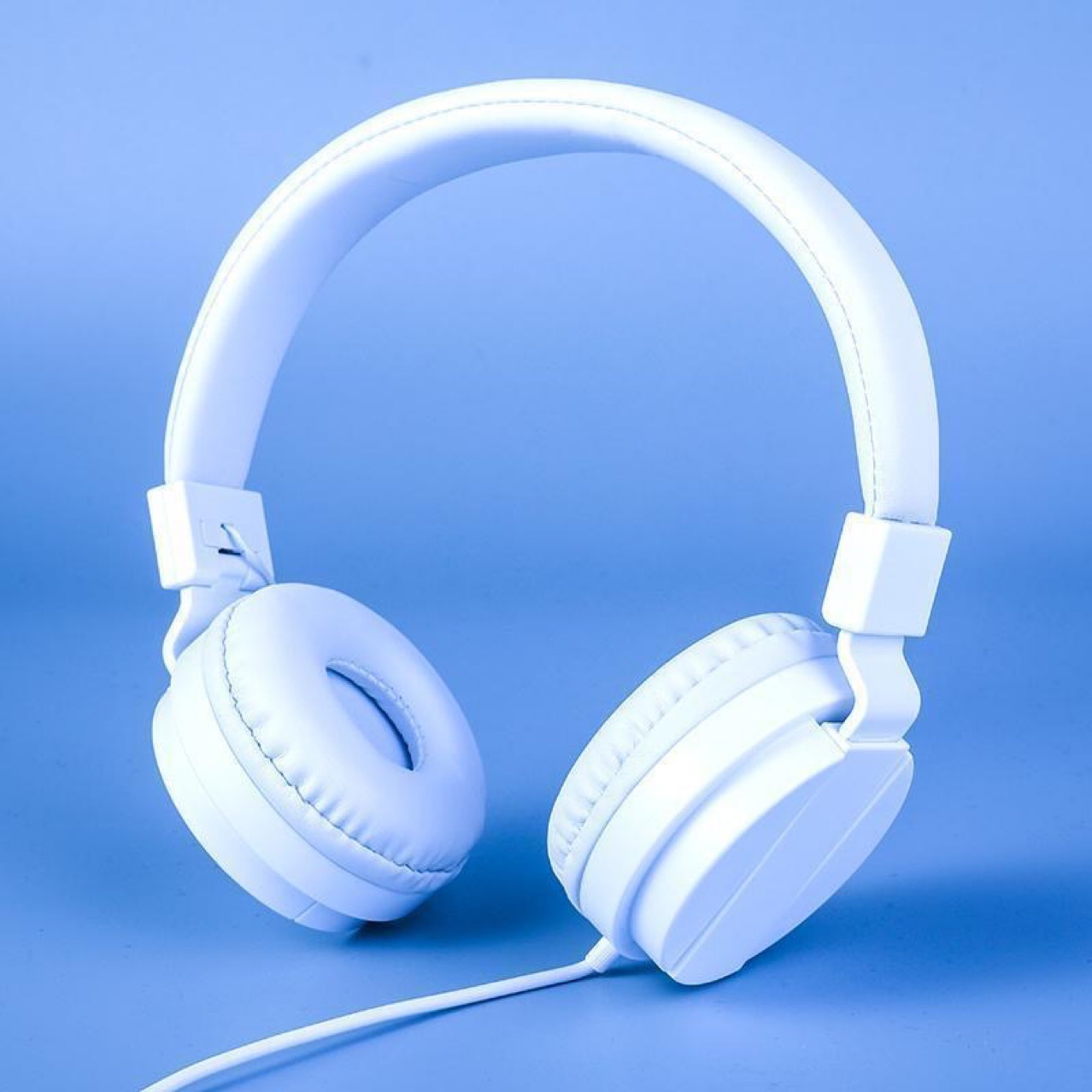 Cross-border over-ear headphones, universal for mobile phones and desktop computers with microphone, noise-cancelling headset type-c for female PUBG games full figure