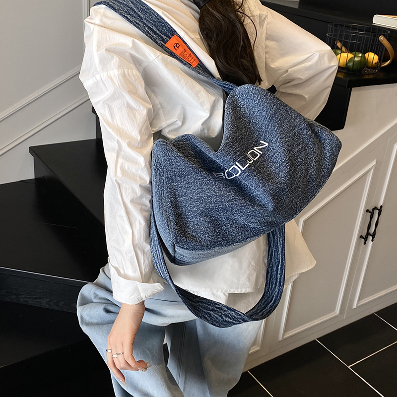 2025 Retro lettered American underarm bag, large-capacity ins new commuter shoulder bag, versatile student tote bag full figure