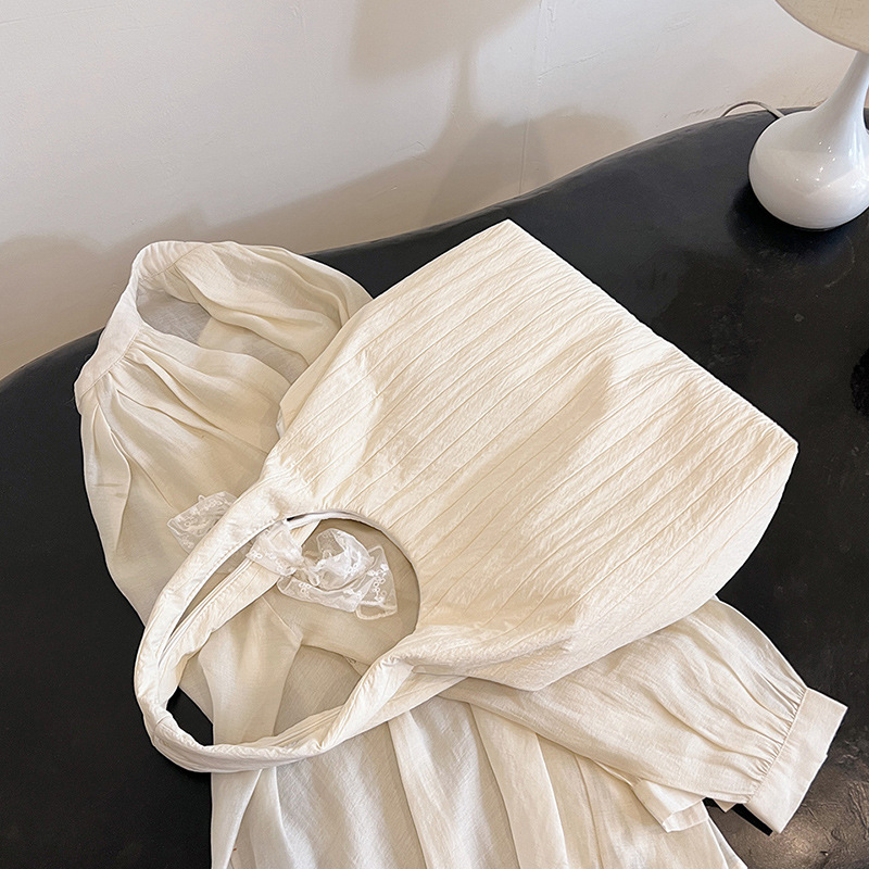 This large-capacity bag is a versatile choice for women in spring and summer. It's a new 2025 style single-shoulder fabric bag for young girls, featuring a laid-back and casual tote bag for classes Application Scenario