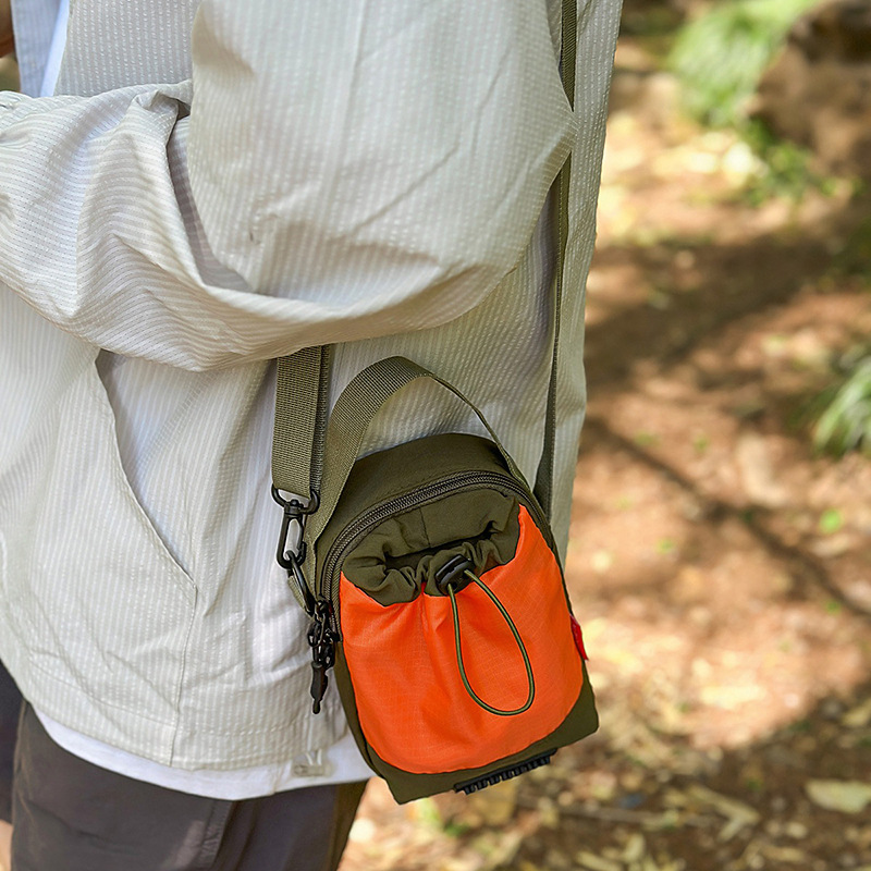 New high-appearation-level multi-purpose, lightweight commuting, outdoor mountaineering single-room small bag, color-blocking casual crossbody bag details Picture