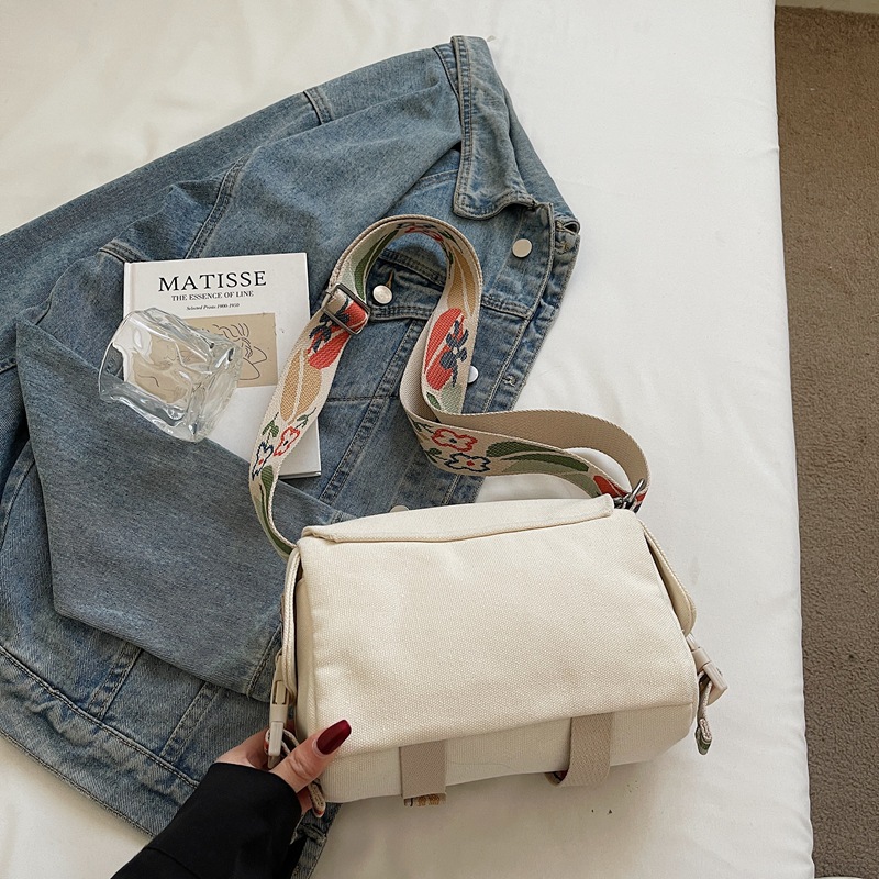 Japanese-style Instagram casual single-shoulder canvas bag for women, 2025 new trendy and versatile crossbody bag, a lightweight travel small bag Application Scenario