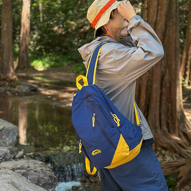 A new versatile large-capacity backpack for couples, a simple and casual travel and commuting bag, a lightweight and sporty outdoor hiking bag full figure