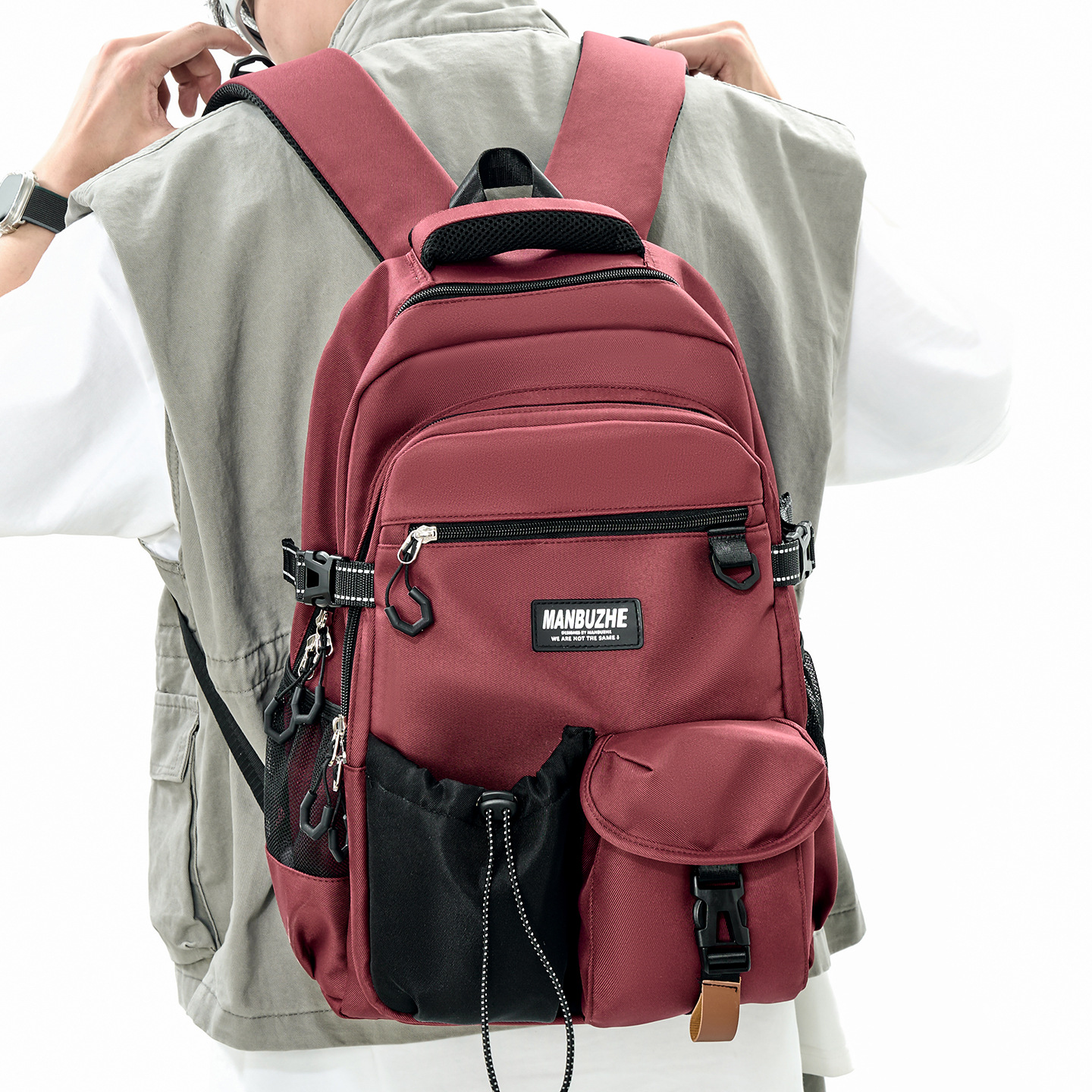 A new high-appearancelevel color-blocking and color-blocking backpack for men and women, a lightweight and large-capacity backpack with multiple pockets full figure