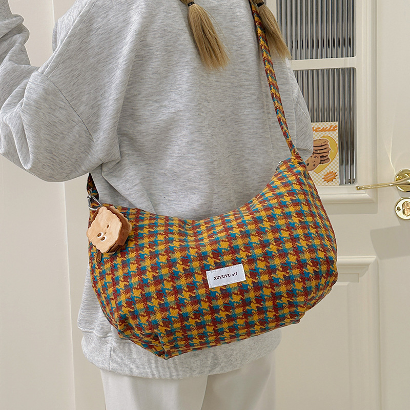 A fashionable Korean-style crossbody bag for women with a thousand bird check pattern, a versatile and personalized commuter bag for women, and a large-capacity retro check single-shoulder bag full figure
