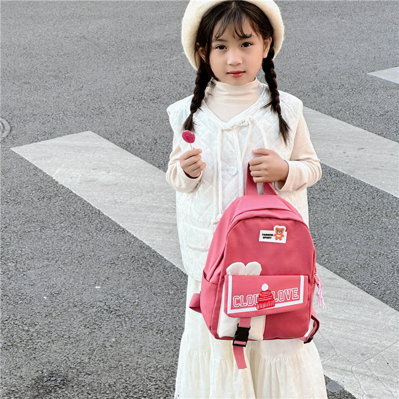 Ultra-light kindergarten children's schoolbag, 3-5 years old girls' schoolbag for primary school students, burden reduction and spine protection cartoon backpack Application Scenario